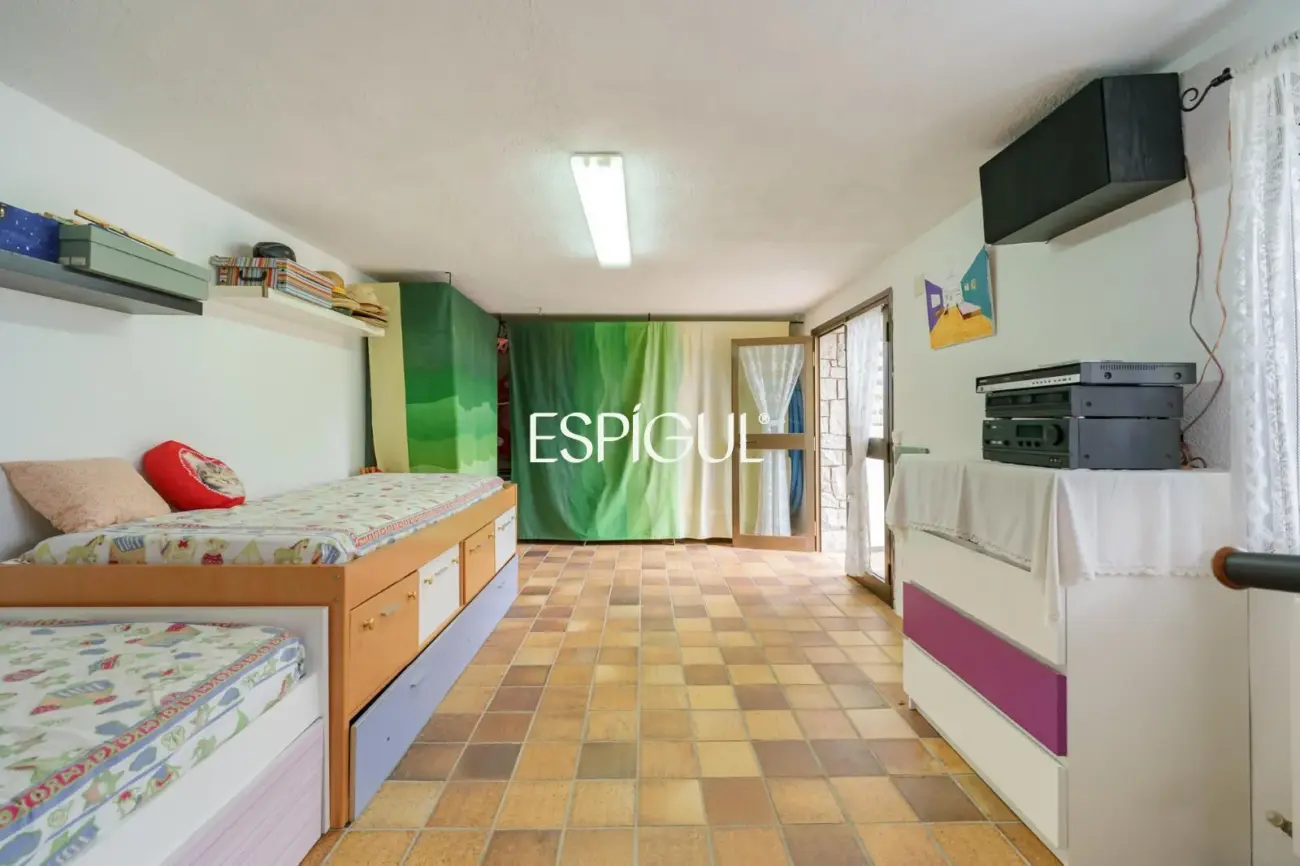Maison individuelle avec piscine et grand jardin à 2 minutes à pied du centre de Vallromanes