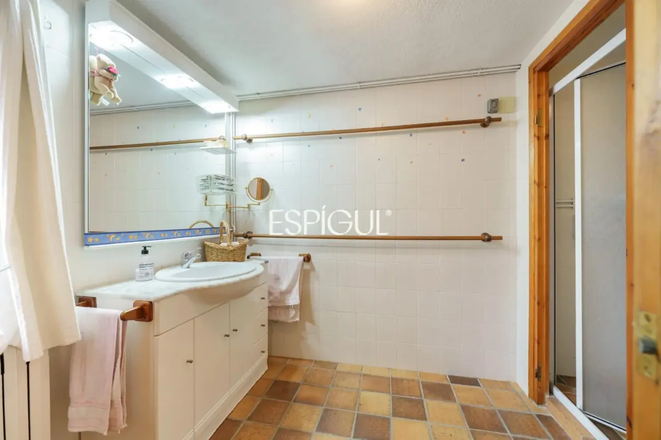 Maison individuelle avec piscine et grand jardin à 2 minutes à pied du centre de Vallromanes