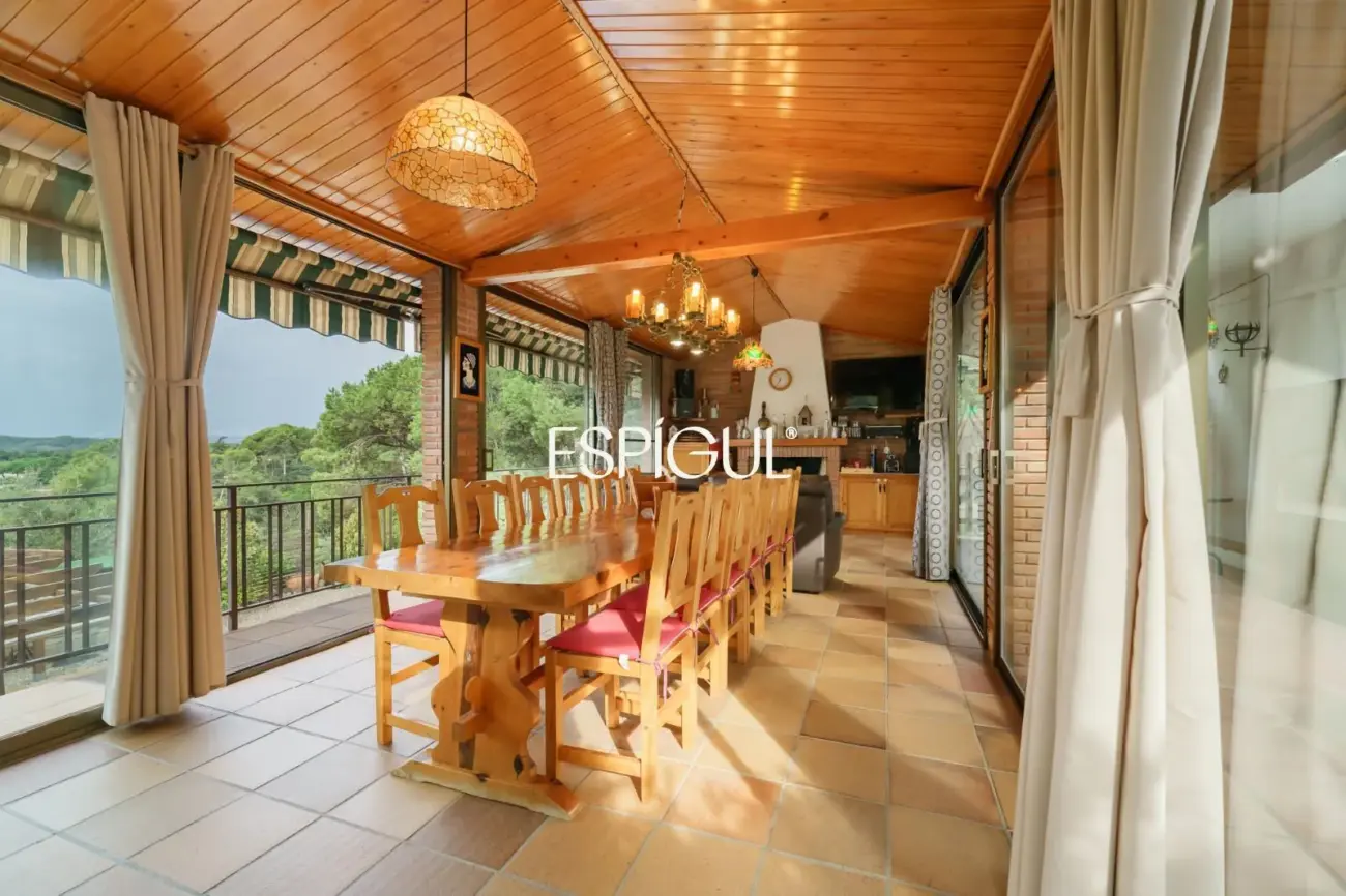 Maison individuelle avec piscine et grand jardin à 2 minutes à pied du centre de Vallromanes
