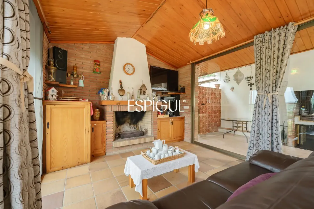 Maison individuelle avec piscine et grand jardin à 2 minutes à pied du centre de Vallromanes
