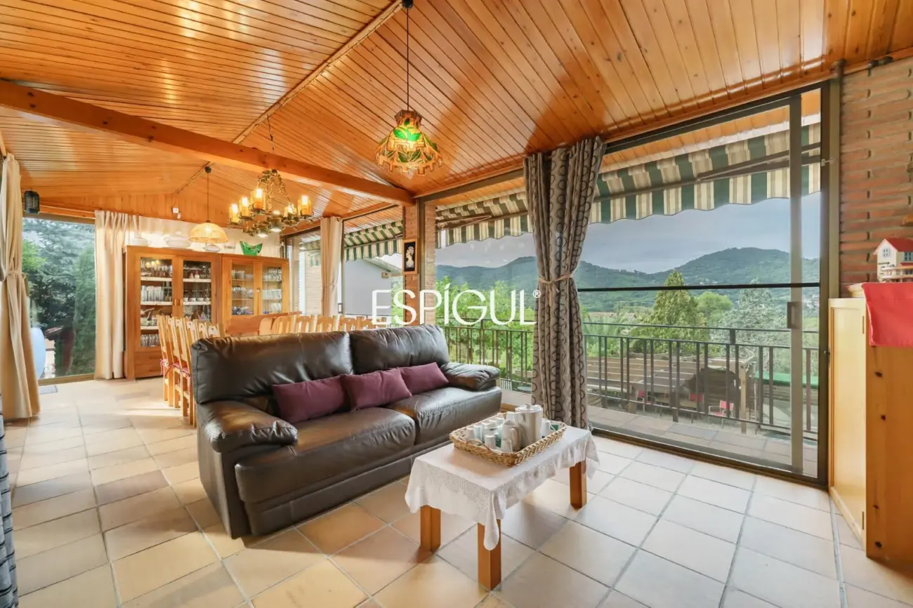 Maison individuelle avec piscine et grand jardin à 2 minutes à pied du centre de Vallromanes