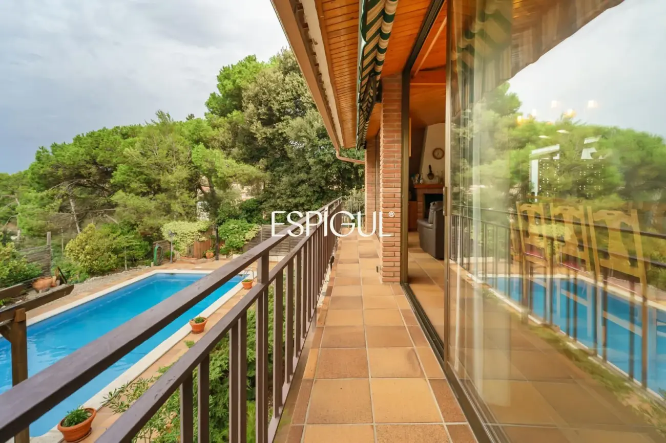 Maison individuelle avec piscine et grand jardin à 2 minutes à pied du centre de Vallromanes