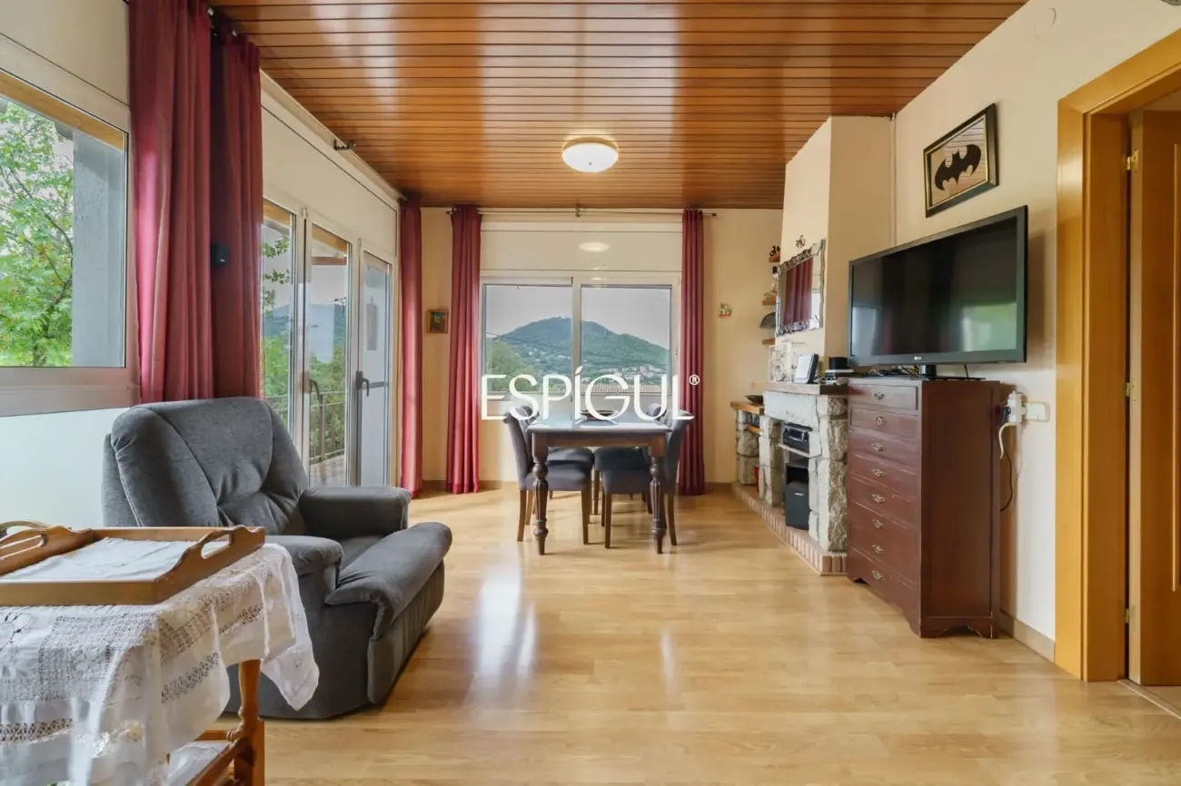 Maison individuelle avec piscine et grand jardin à 2 minutes à pied du centre de Vallromanes