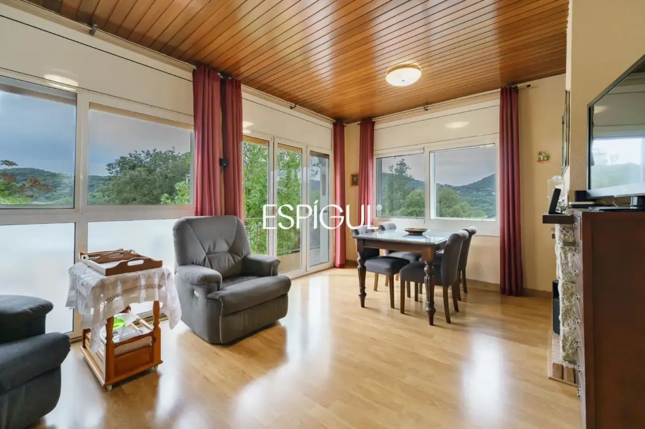 Maison individuelle avec piscine et grand jardin à 2 minutes à pied du centre de Vallromanes