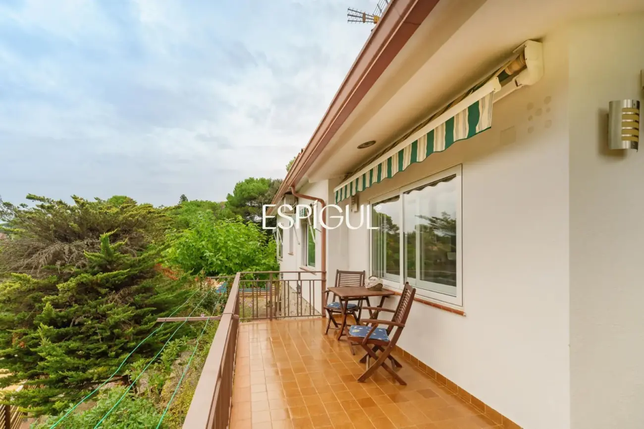 Maison individuelle avec piscine et grand jardin à 2 minutes à pied du centre de Vallromanes