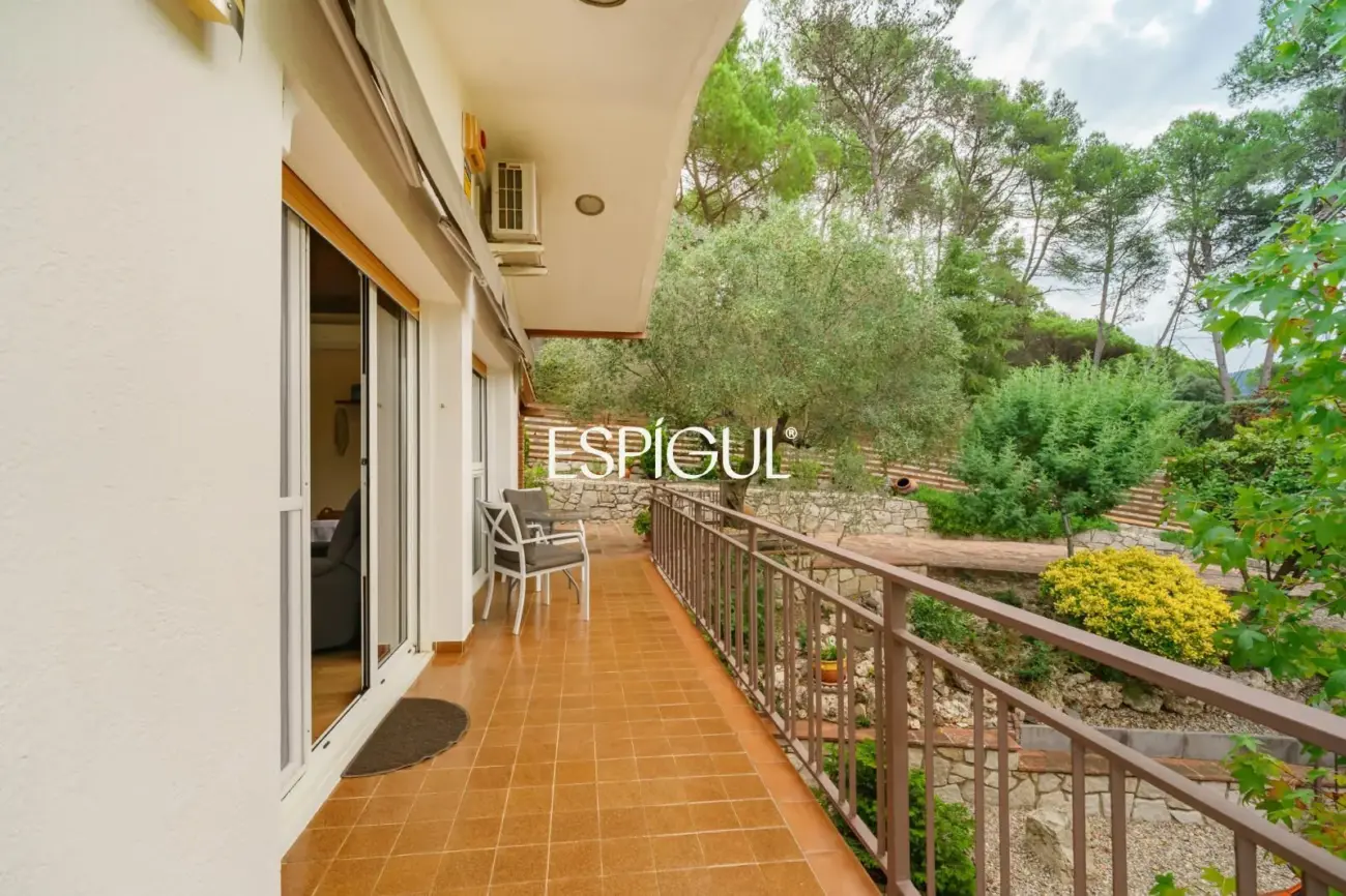 Maison individuelle avec piscine et grand jardin à 2 minutes à pied du centre de Vallromanes