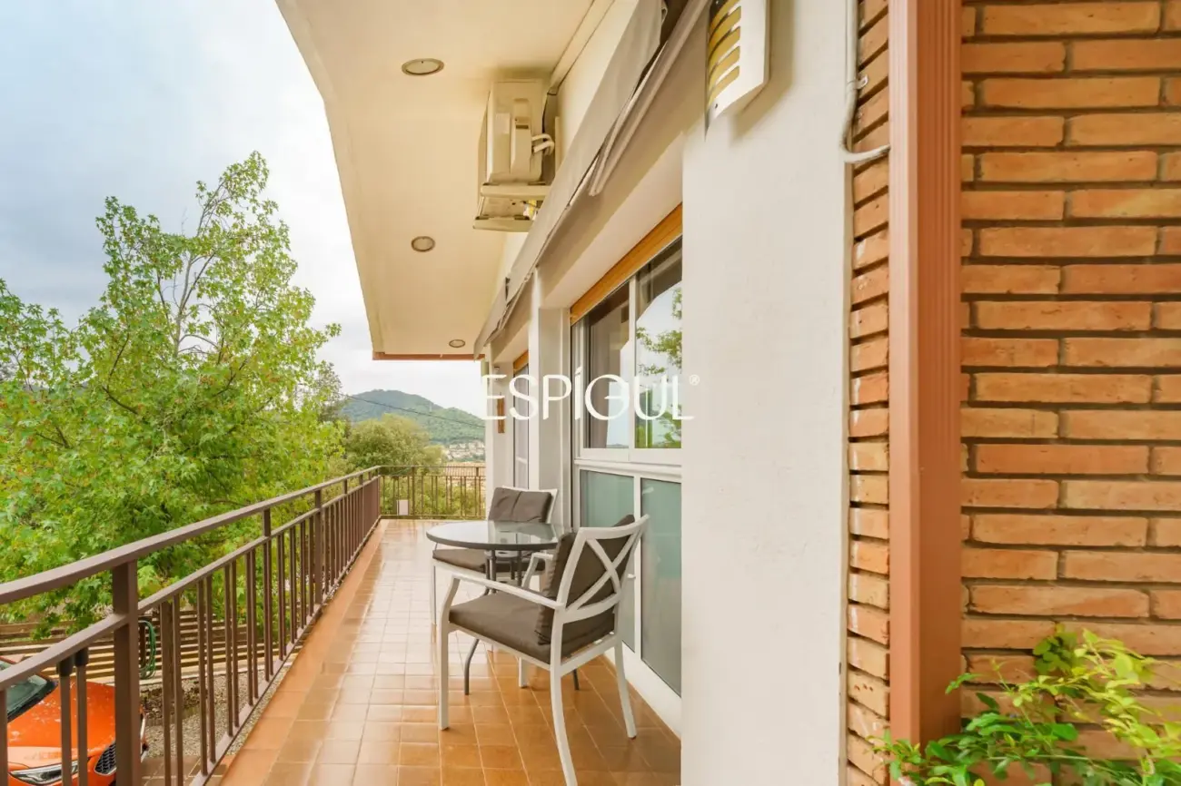 Maison individuelle avec piscine et grand jardin à 2 minutes à pied du centre de Vallromanes