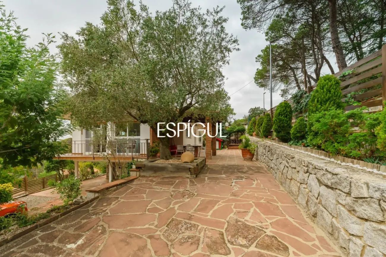 Maison individuelle avec piscine et grand jardin à 2 minutes à pied du centre de Vallromanes
