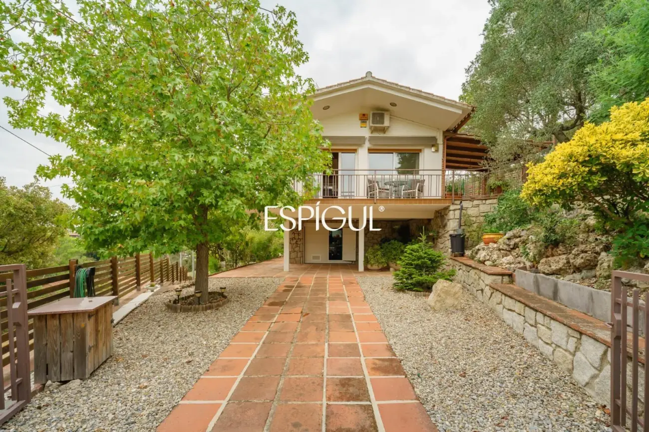 Maison individuelle avec piscine et grand jardin à 2 minutes à pied du centre de Vallromanes