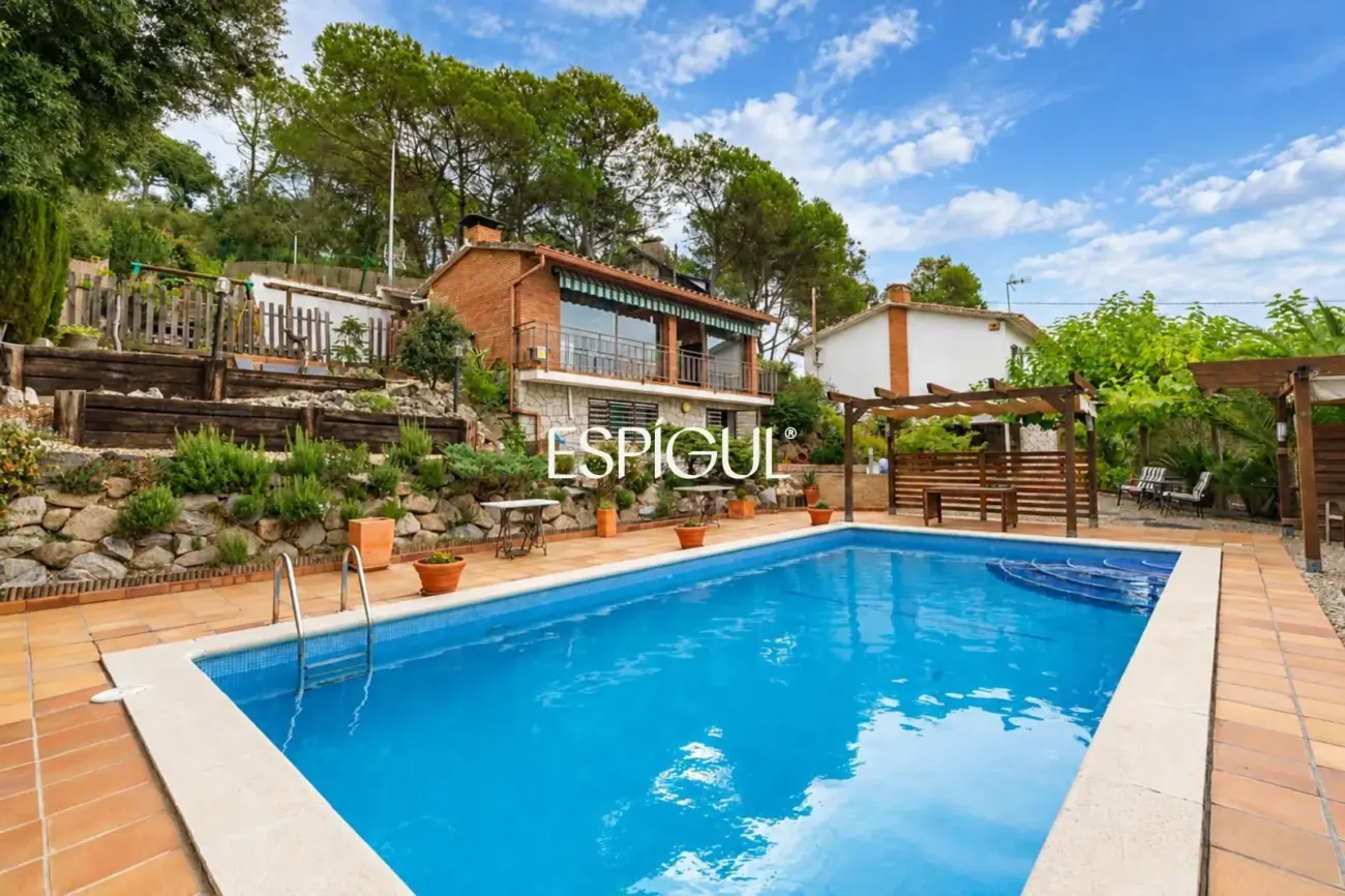 Maison individuelle avec piscine et grand jardin à 2 minutes à pied du centre de Vallromanes