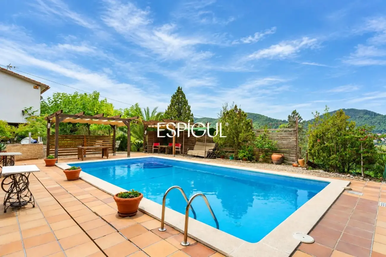 Maison individuelle avec piscine et grand jardin à 2 minutes à pied du centre de Vallromanes