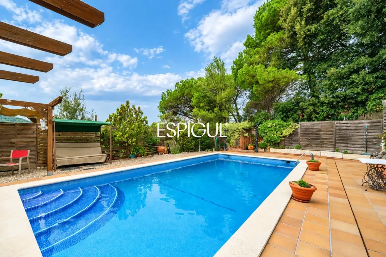 Maison individuelle avec piscine et grand jardin à 2 minutes à pied du centre de Vallromanes
