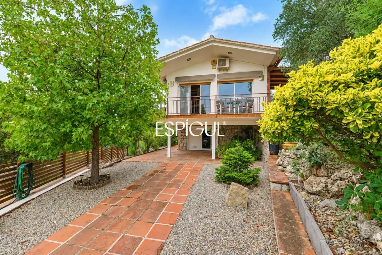 Maison individuelle avec piscine et grand jardin à 2 minutes à pied du centre de Vallromanes