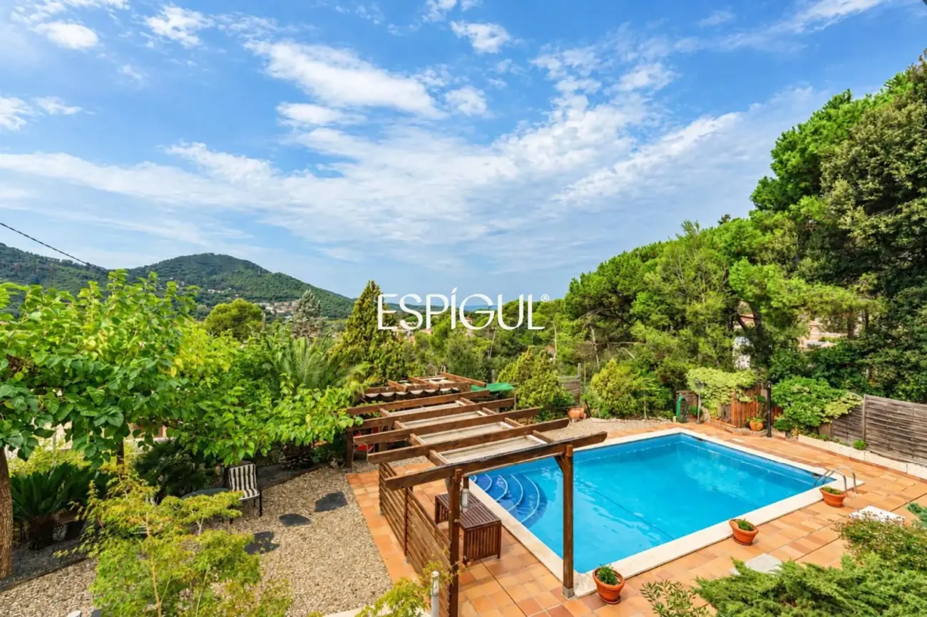 Maison individuelle avec piscine et grand jardin à 2 minutes à pied du centre de Vallromanes