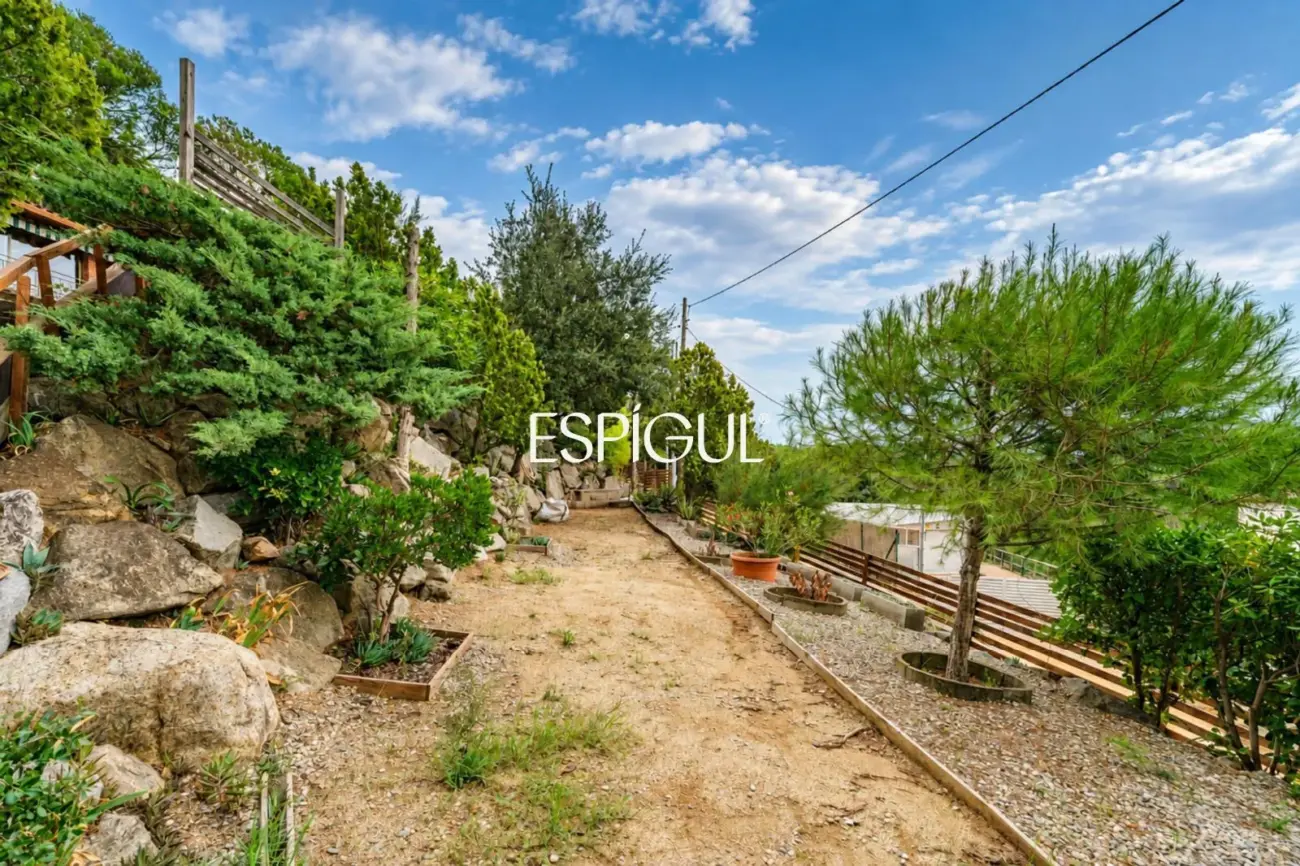 Maison individuelle avec piscine et grand jardin à 2 minutes à pied du centre de Vallromanes