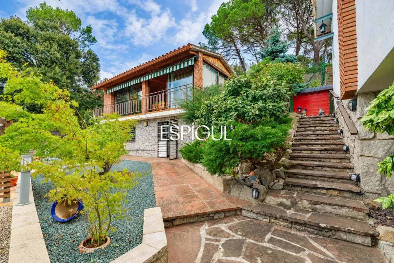 Maison individuelle avec piscine et grand jardin à 2 minutes à pied du centre de Vallromanes