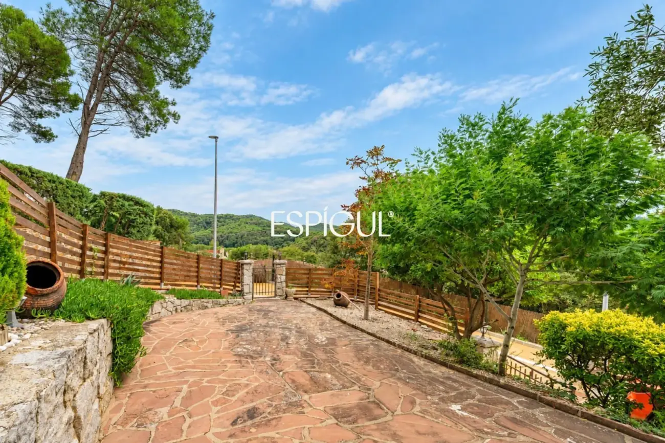 Maison individuelle avec piscine et grand jardin à 2 minutes à pied du centre de Vallromanes