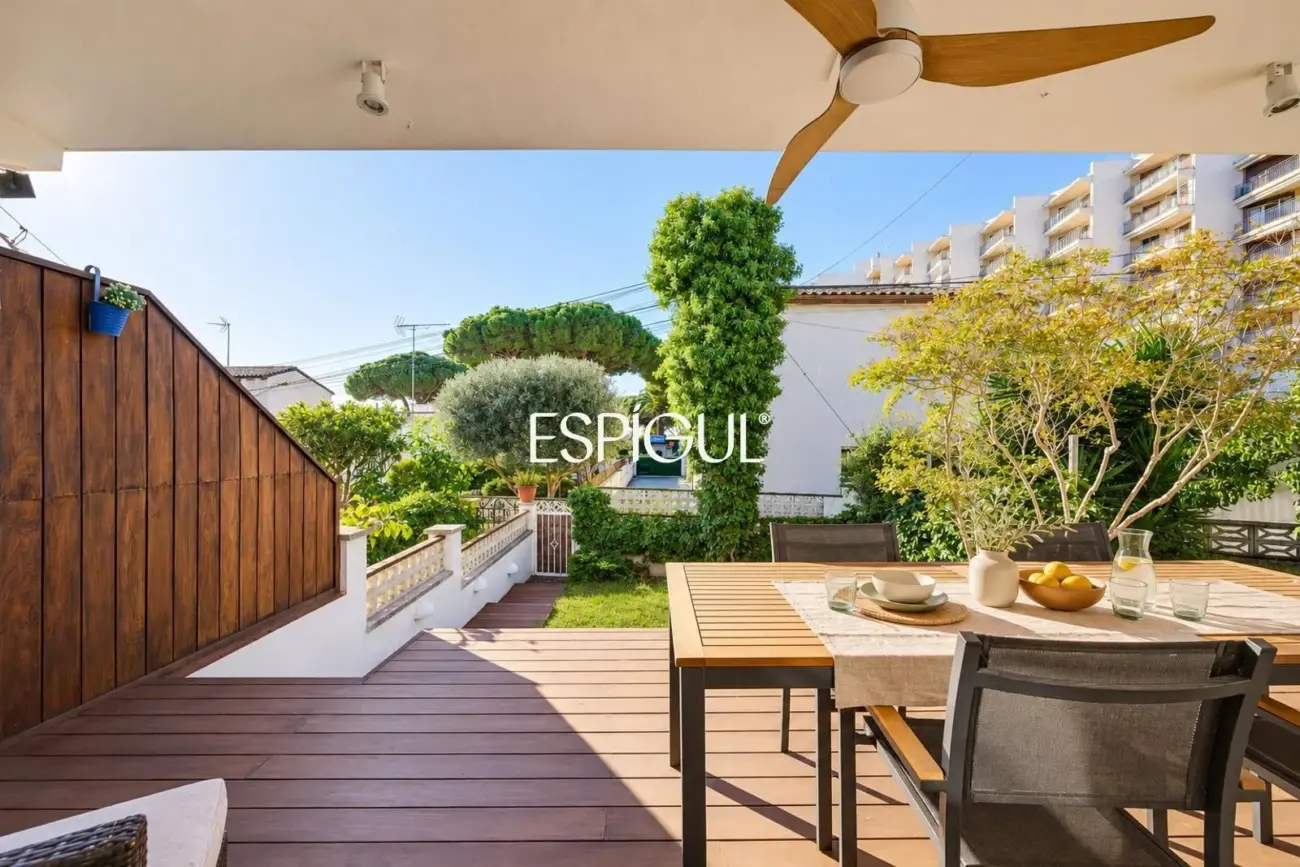 Xalet aparellat amb jardí i terrassa a 5 minuts de la platja de la Fosca