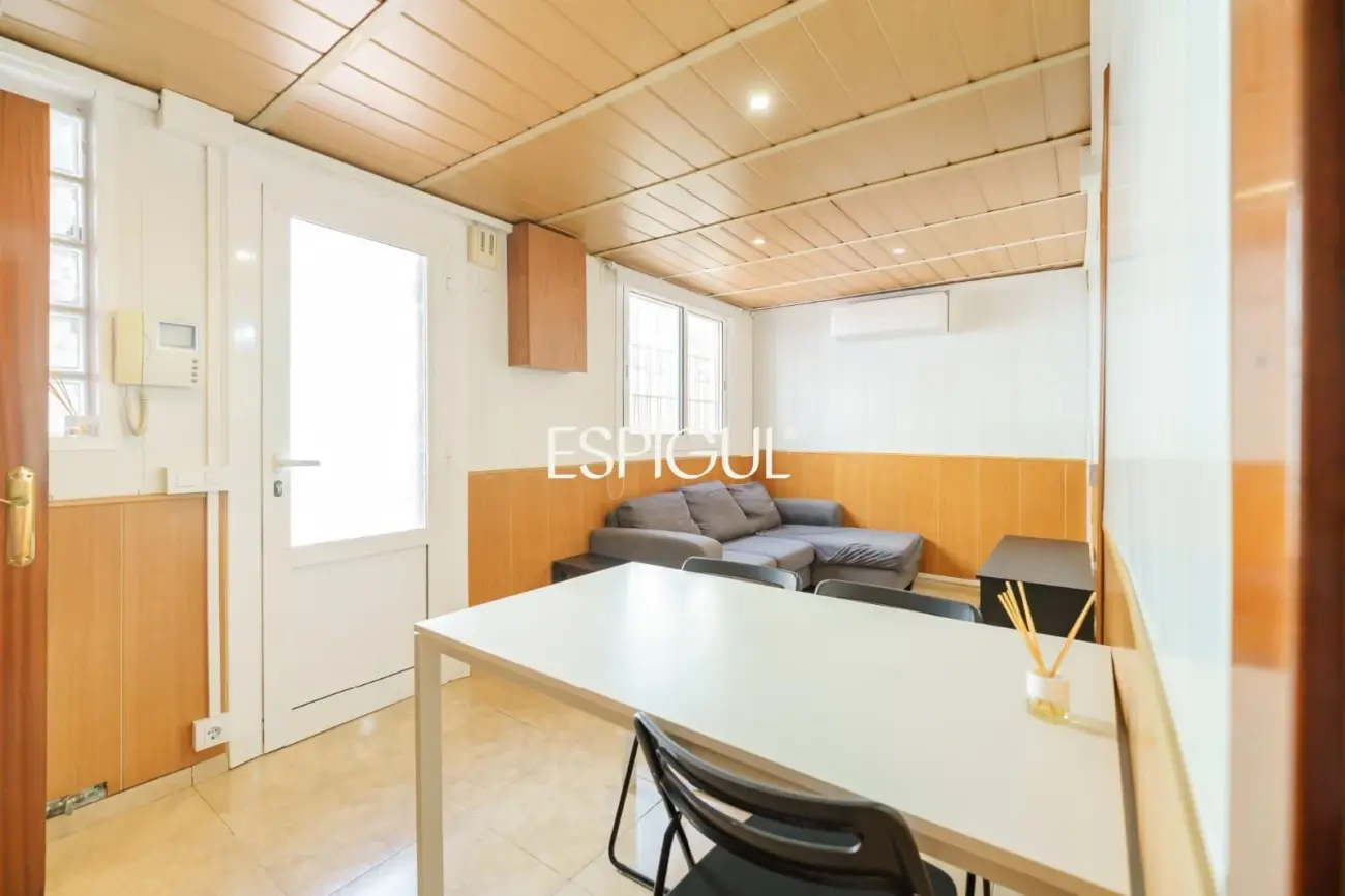 Encanto, luz y tranquilidad: Casa-dúplex con patio exterior en Sants