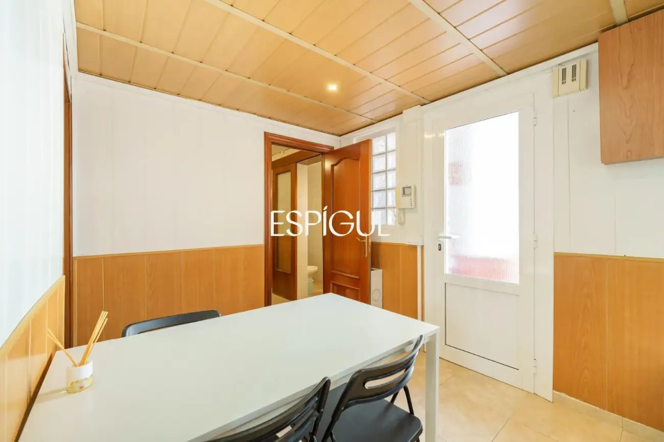 Encanto, luz y tranquilidad: Casa-dúplex con patio exterior en Sants