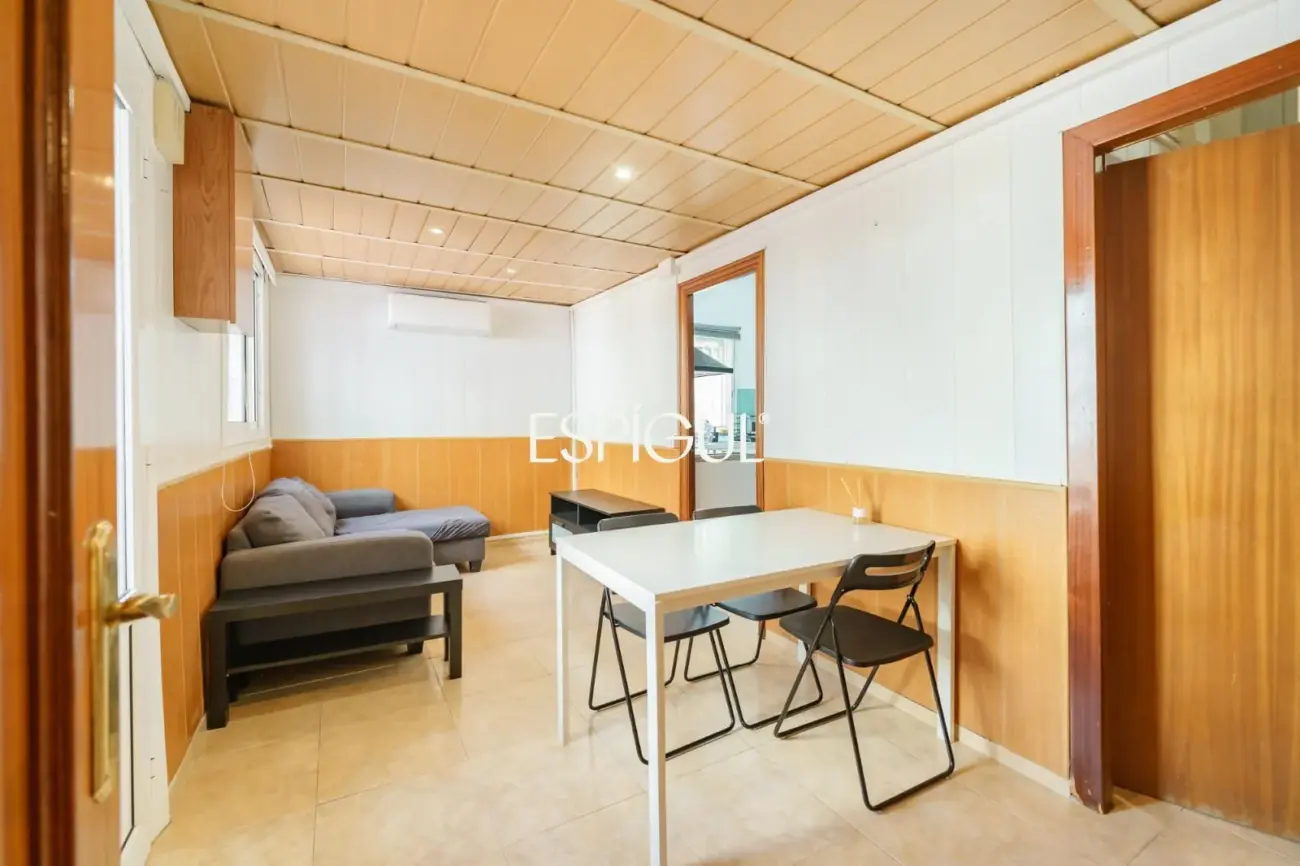 Encanto, luz y tranquilidad: Casa-dúplex con patio exterior en Sants