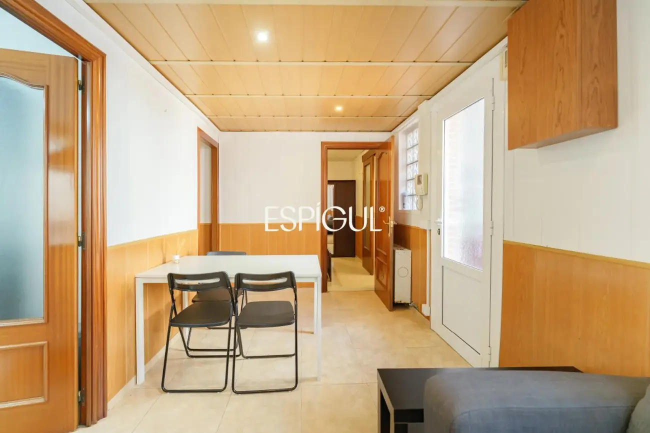 Encanto, luz y tranquilidad: Casa-dúplex con patio exterior en Sants