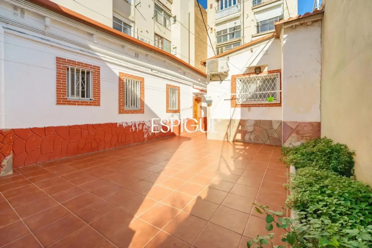 Encanto, luz y tranquilidad: Casa-dúplex con patio exterior en Sants