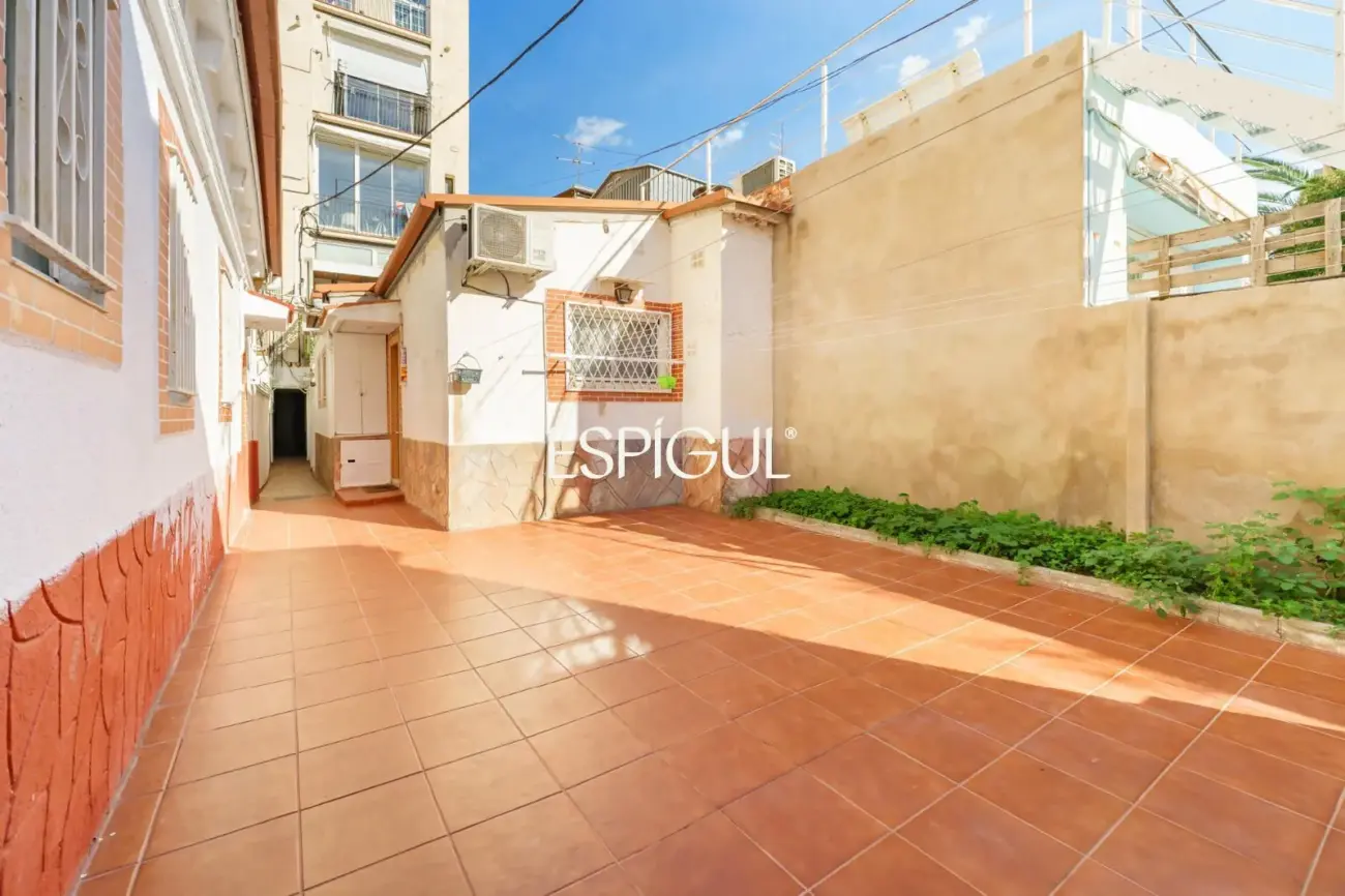 Encanto, luz y tranquilidad: Casa-dúplex con patio exterior en Sants