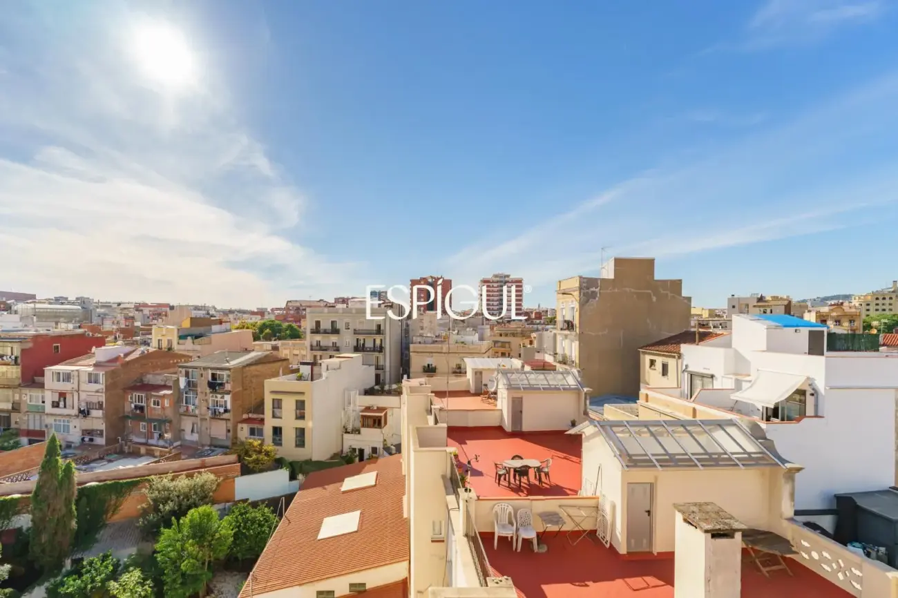 Encanto, luz y tranquilidad: Casa-dúplex con patio exterior en Sants