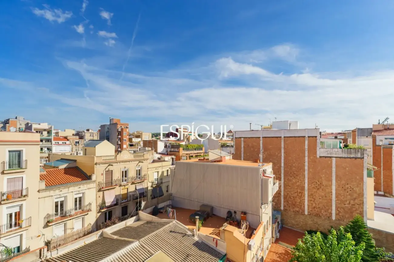 Encanto, luz y tranquilidad: Casa-dúplex con patio exterior en Sants