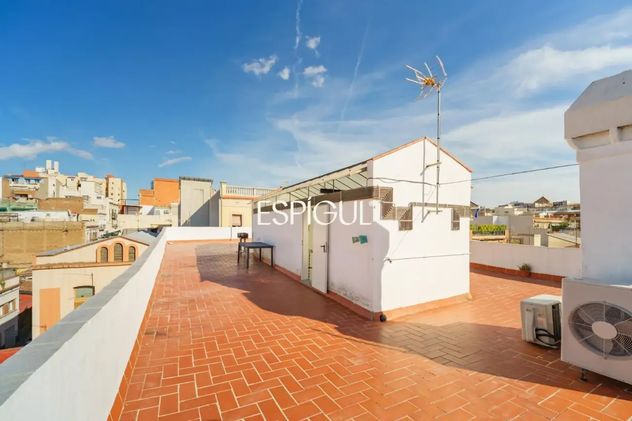 Encanto, luz y tranquilidad: Casa-dúplex con patio exterior en Sants