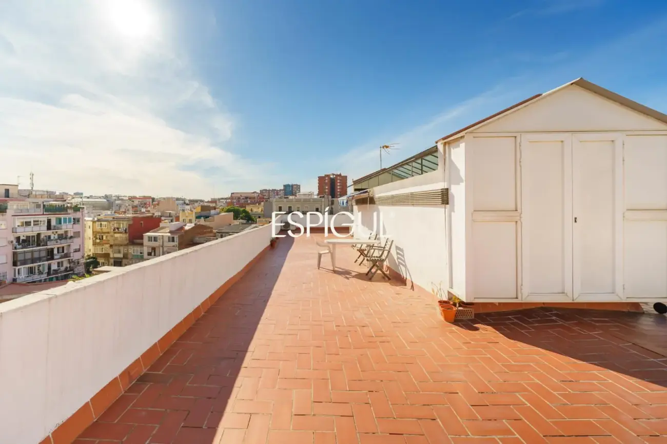 Encanto, luz y tranquilidad: Casa-dúplex con patio exterior en Sants