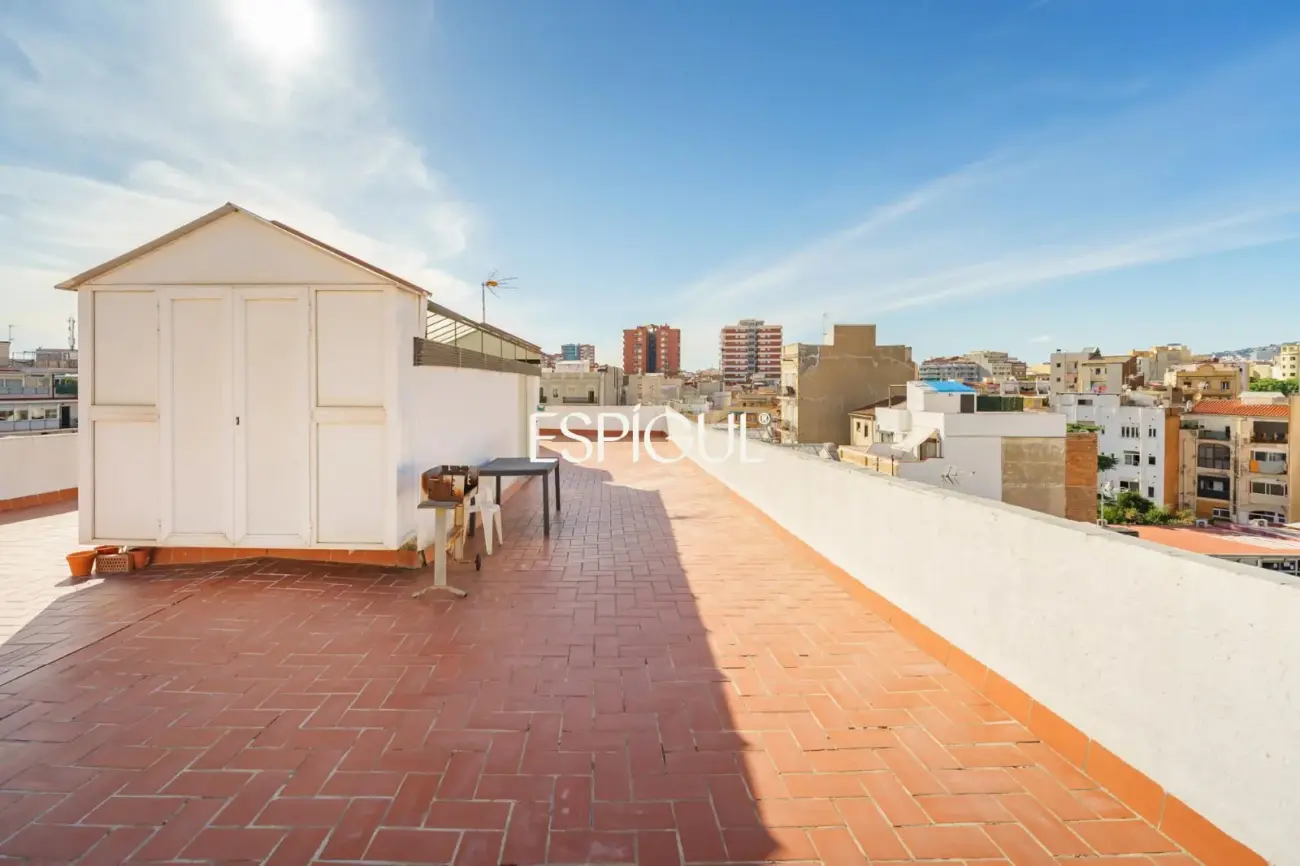 Encanto, luz y tranquilidad: Casa-dúplex con patio exterior en Sants
