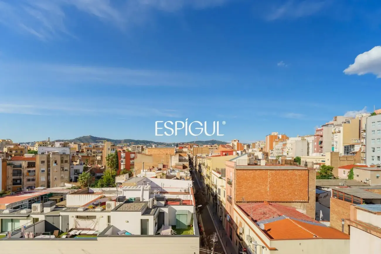 Encanto, luz y tranquilidad: Casa-dúplex con patio exterior en Sants