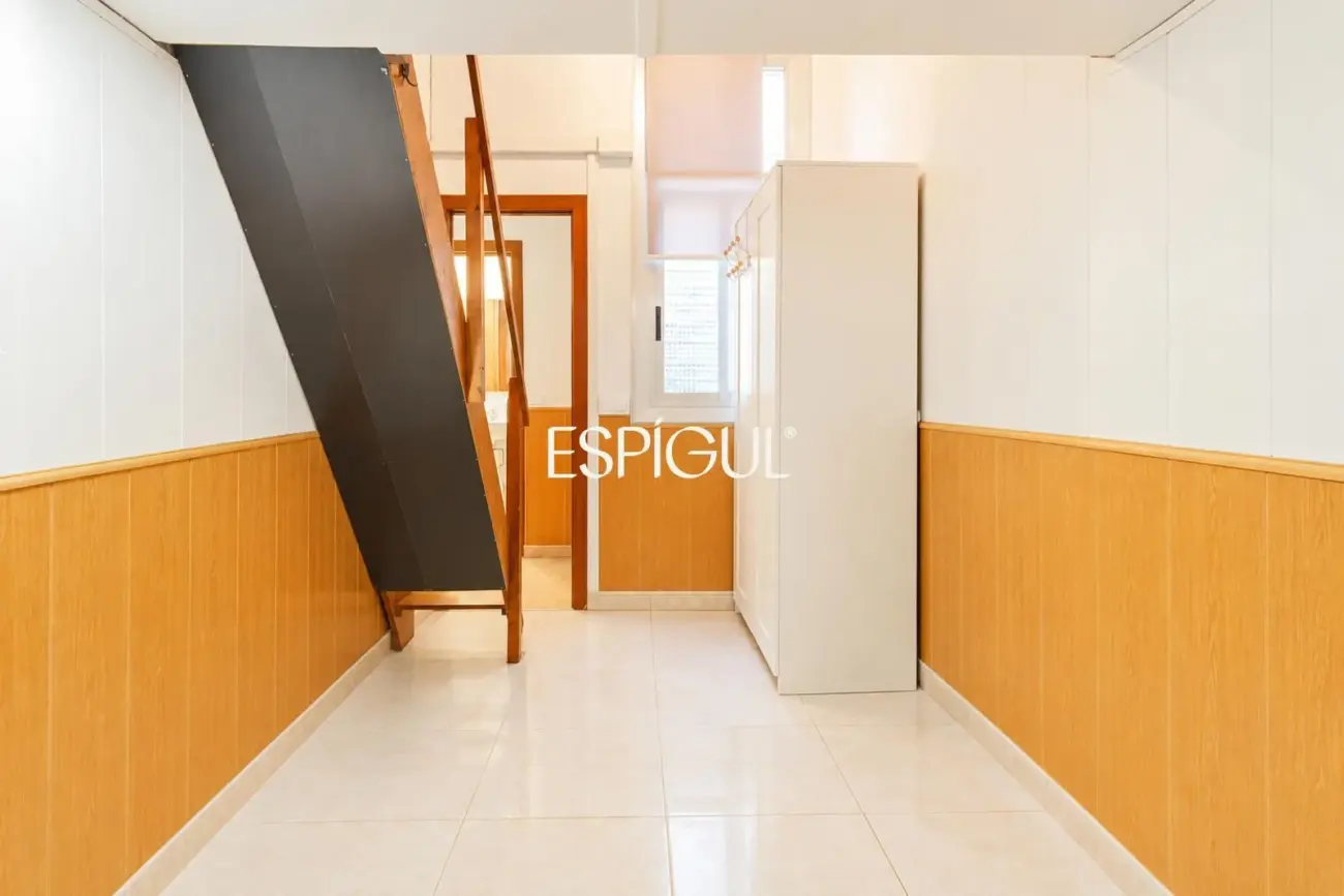 Encanto, luz y tranquilidad: Casa-dúplex con patio exterior en Sants