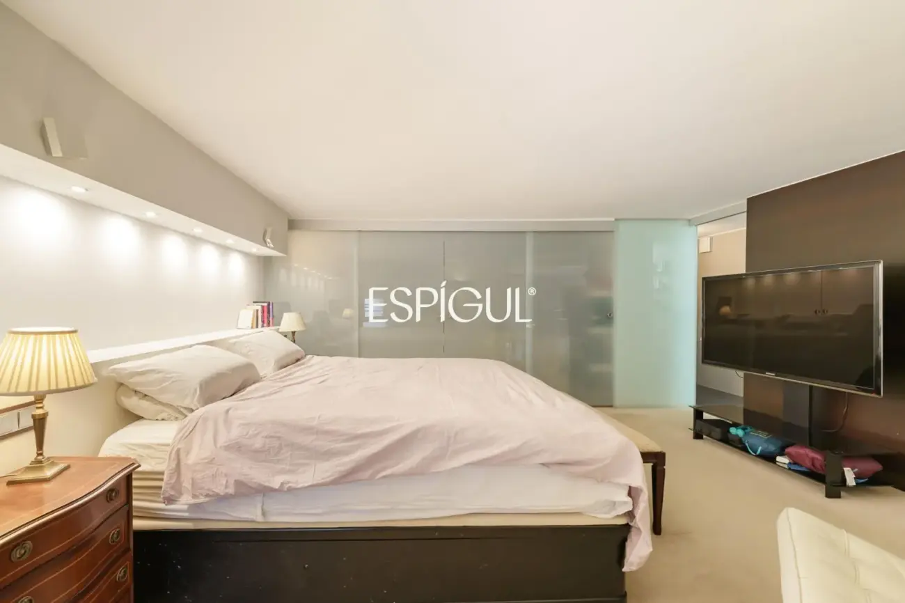 Exclusive duplex with a 30 m² terrace, communal pool and gym in Barcelona
