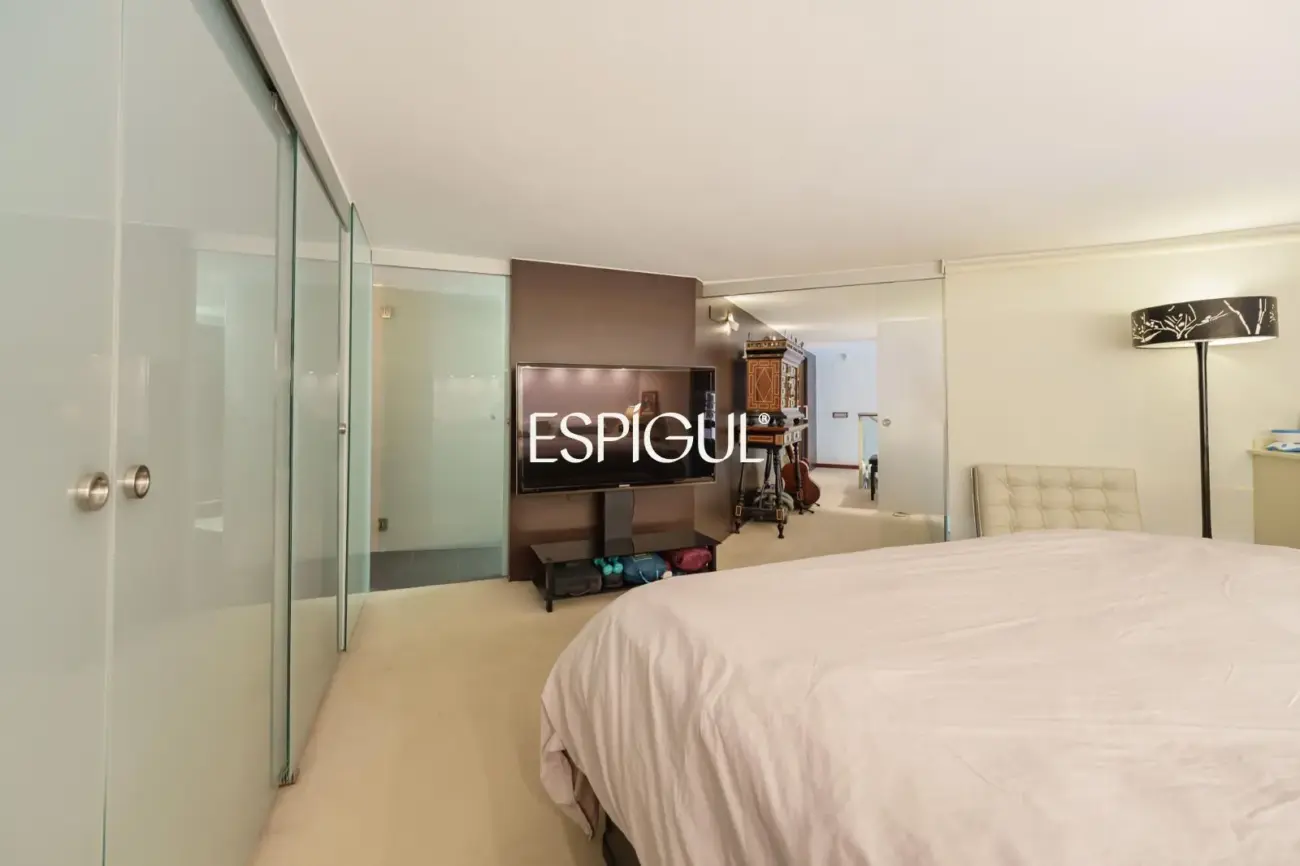 Exclusive duplex with a 30 m² terrace, communal pool and gym in Barcelona