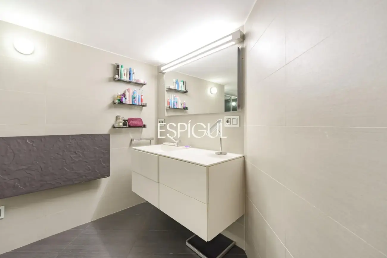 Exclusive duplex with a 30 m² terrace, communal pool and gym in Barcelona