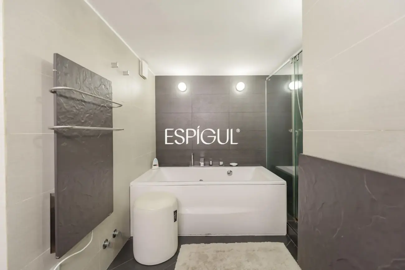 Exclusive duplex with a 30 m² terrace, communal pool and gym in Barcelona