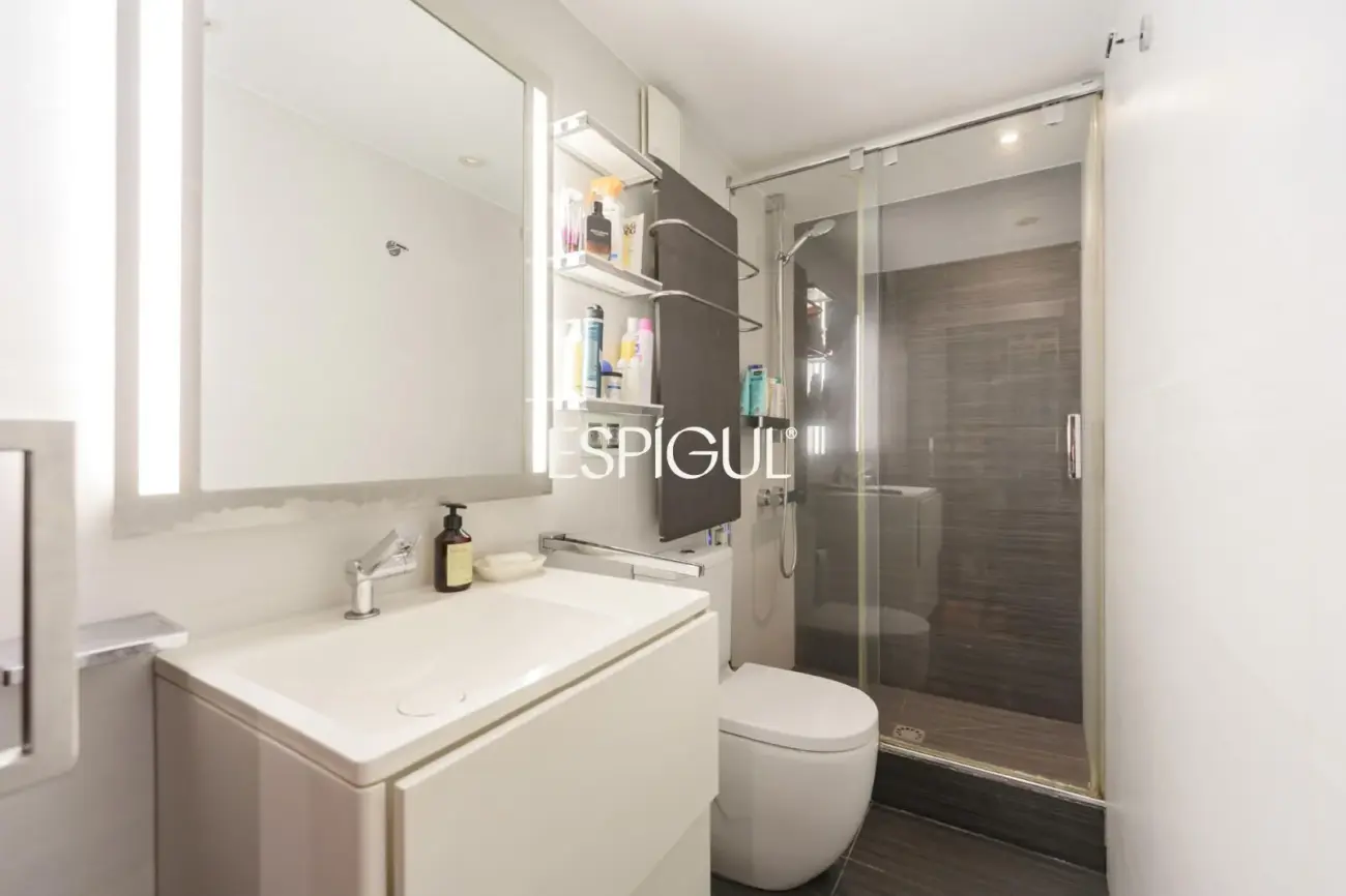 Exclusive duplex with a 30 m² terrace, communal pool and gym in Barcelona
