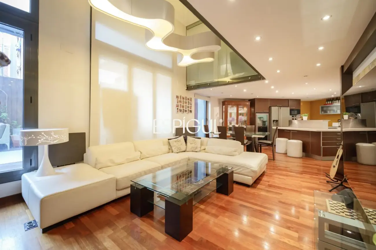 Exclusive duplex with a 30 m² terrace, communal pool and gym in Barcelona