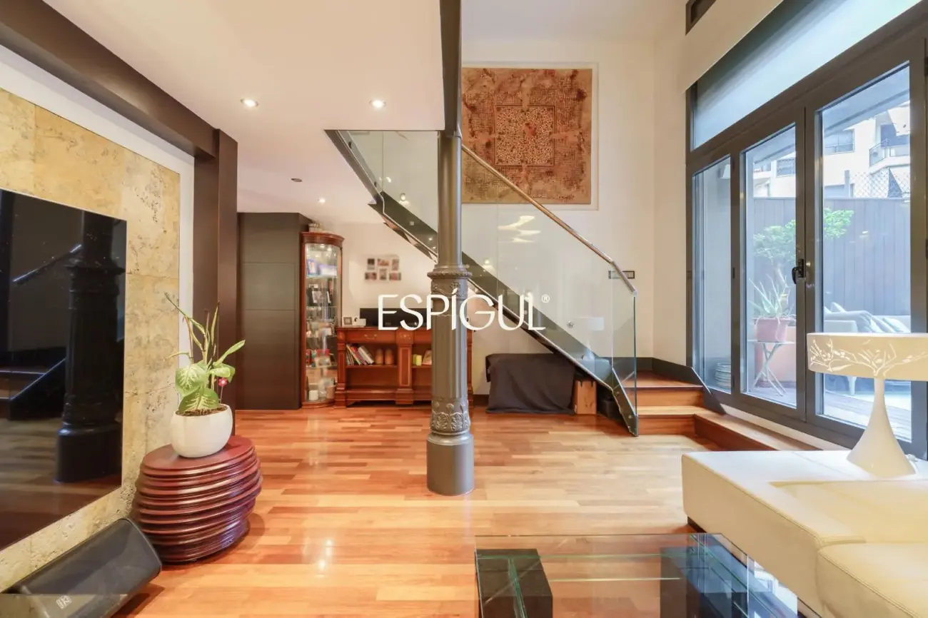 Exclusive duplex with a 30 m² terrace, communal pool and gym in Barcelona