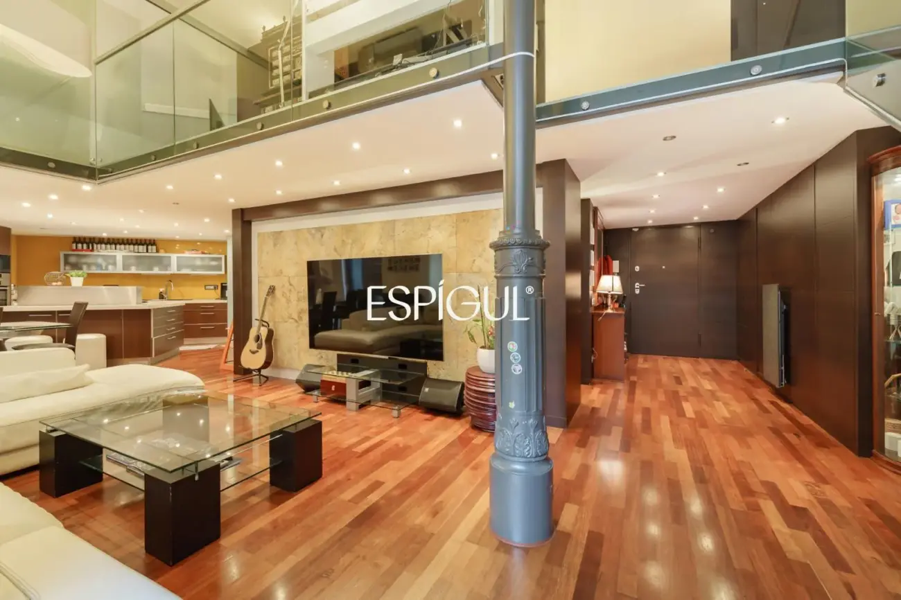 Exclusive duplex with a 30 m² terrace, communal pool and gym in Barcelona