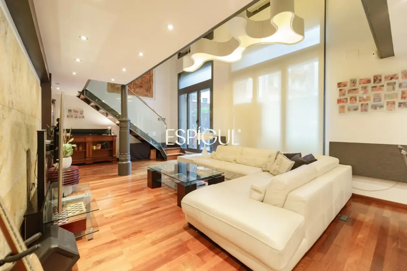 Exclusive duplex with a 30 m² terrace, communal pool and gym in Barcelona