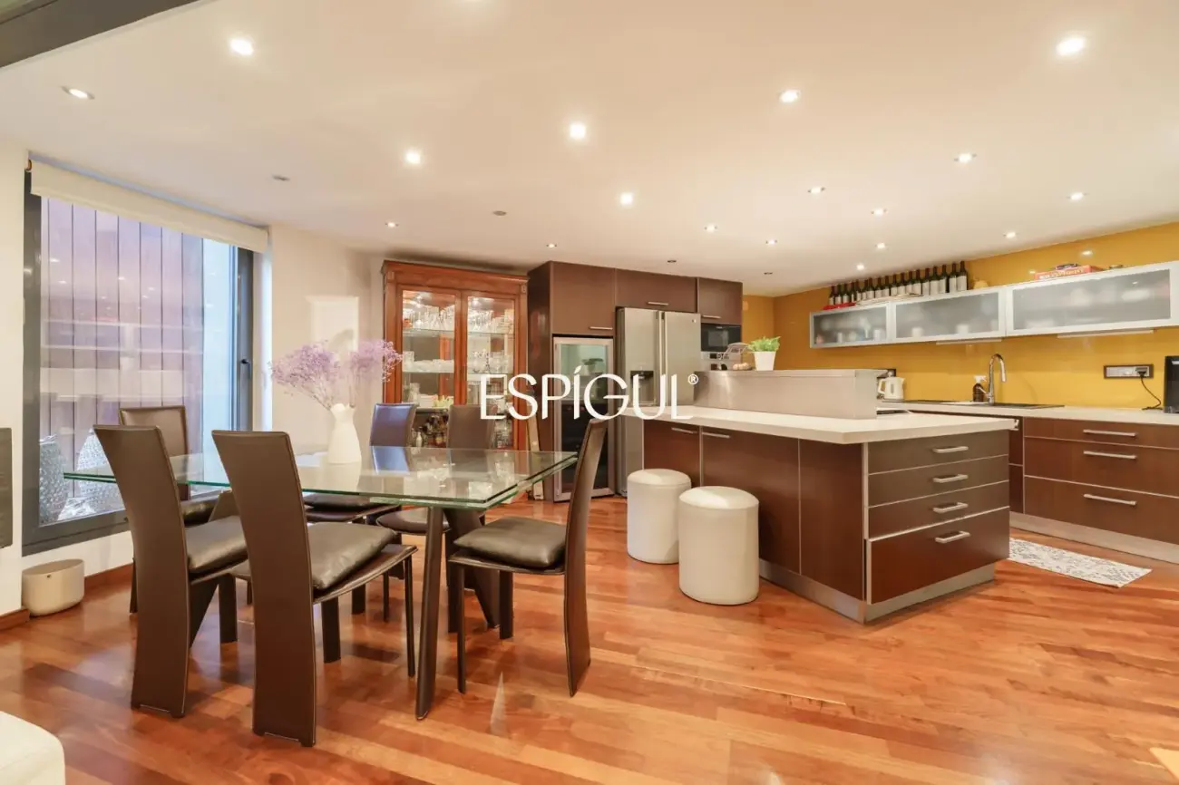 Exclusive duplex with a 30 m² terrace, communal pool and gym in Barcelona