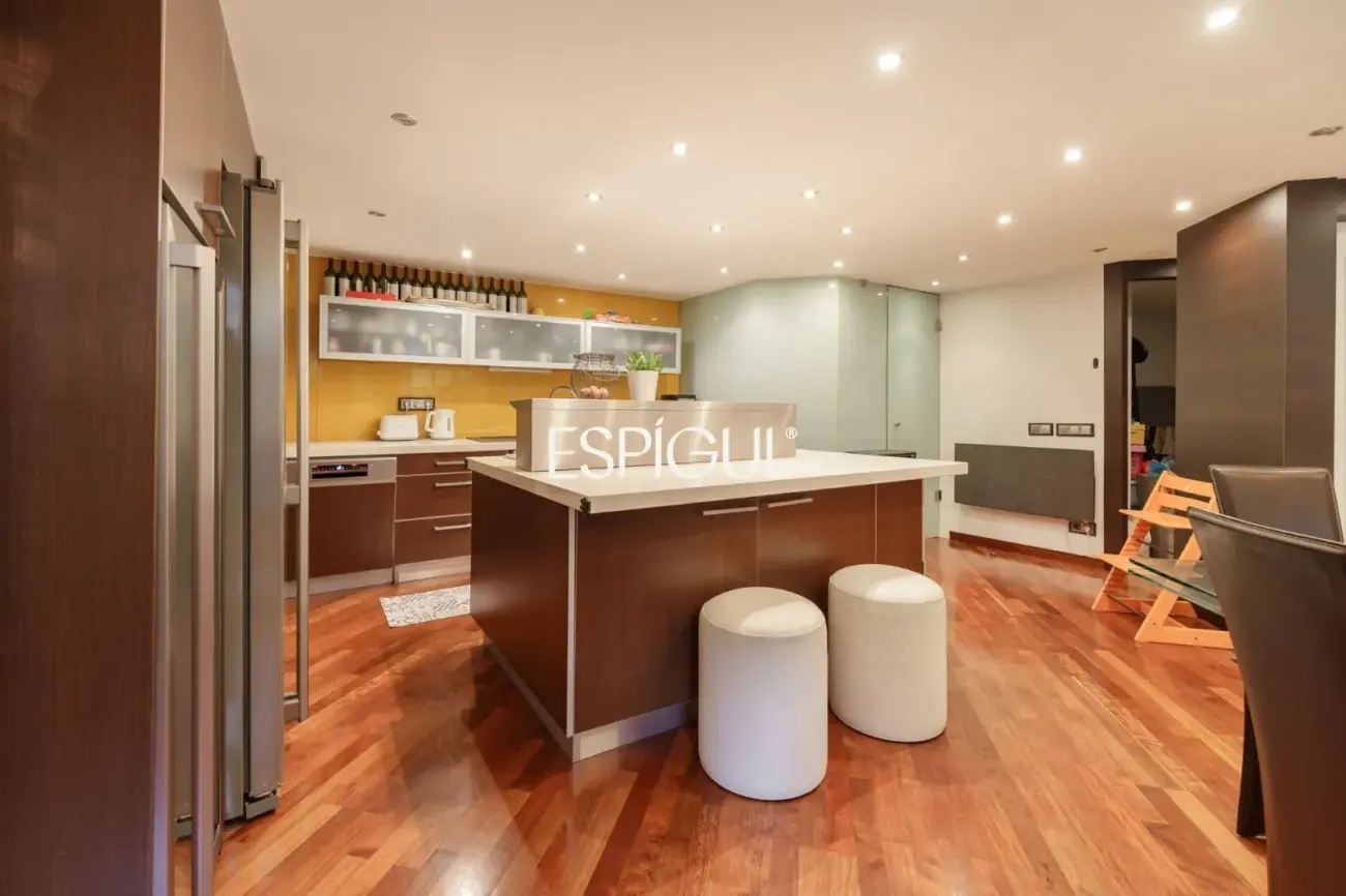 Exclusive duplex with a 30 m² terrace, communal pool and gym in Barcelona