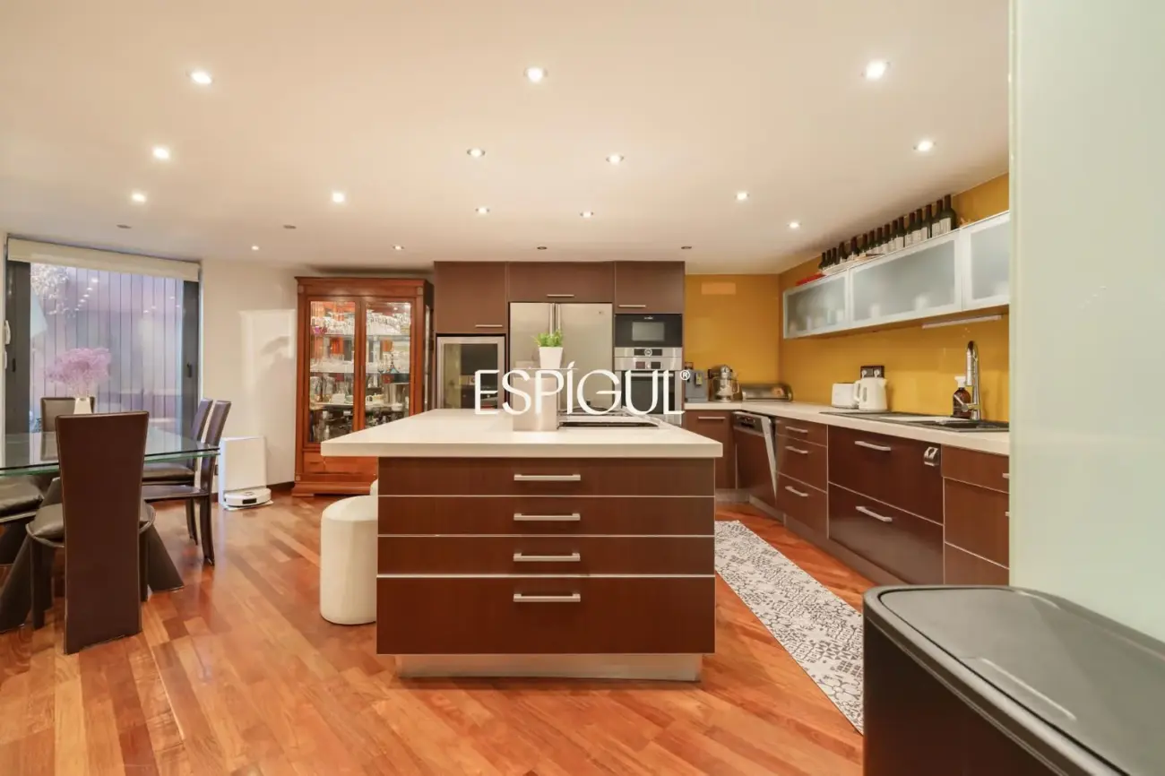 Exclusive duplex with a 30 m² terrace, communal pool and gym in Barcelona