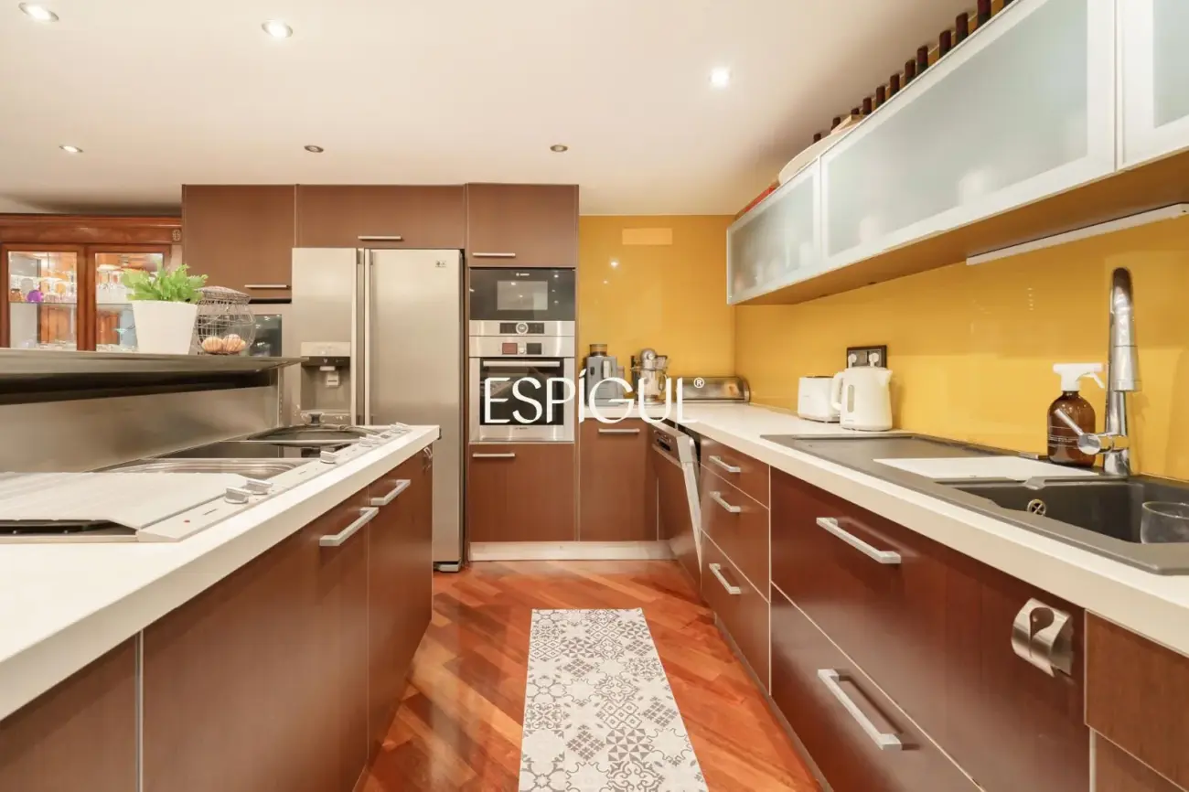Exclusive duplex with a 30 m² terrace, communal pool and gym in Barcelona