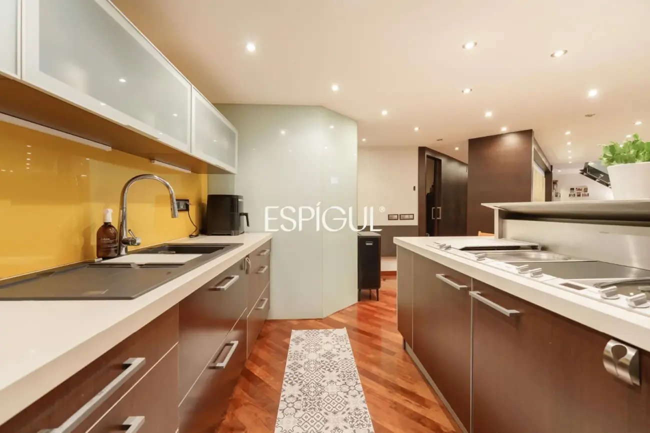 Exclusive duplex with a 30 m² terrace, communal pool and gym in Barcelona