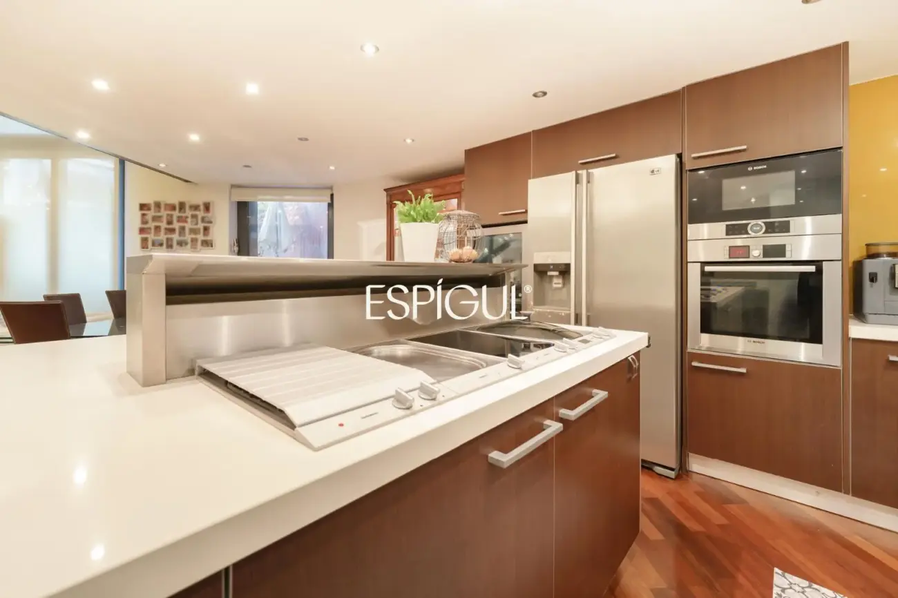 Exclusive duplex with a 30 m² terrace, communal pool and gym in Barcelona